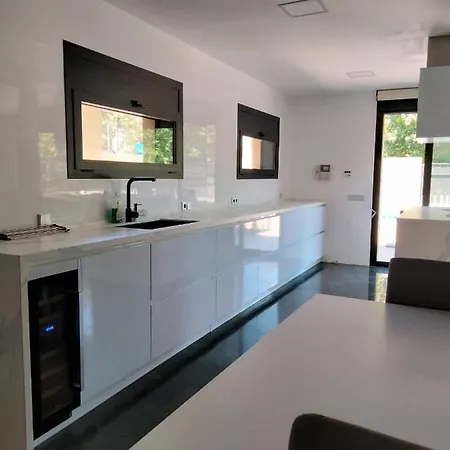 Experience Valencia Bnb - Luxury Chalet 298 Con Piscina בקתה